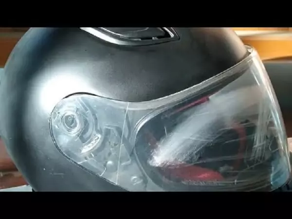 Cara Membersihkan Helm yang Lecet dan Kusam