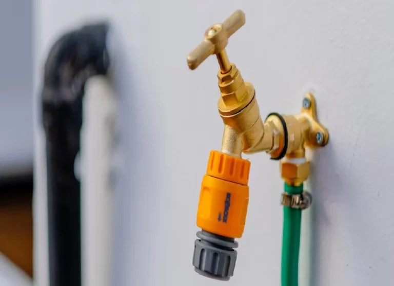 Cara Membersihkan Saluran Air Mampet yang Menganggu