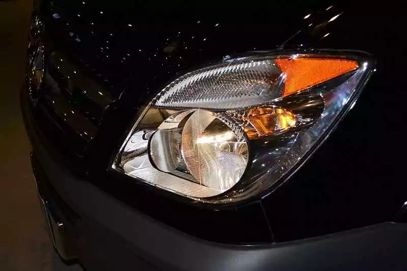 Ikuti 4 Cara Membesihkan Kaca Lampu Mobil yang Menguning ini!
