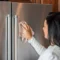 cara membersihkan pintu kulkas biar kinclong
