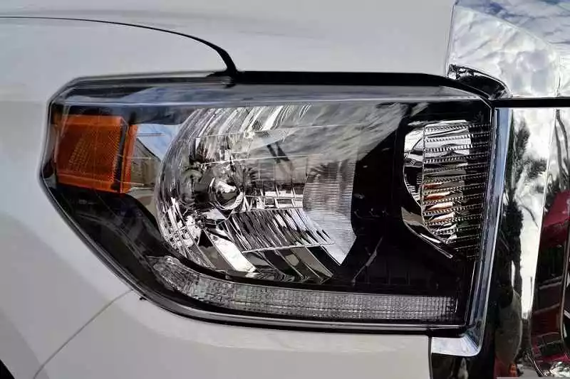 Ini 5 Cara Membersihkan Kaca Lampu Mobil yang Buram!