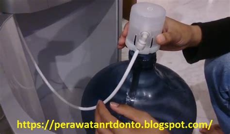 Cara Memasang Galon ke Dispenser Sambil Menikmati Playlist Musik Terbaik